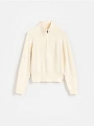 Sweter z zapięciem na zamek - kremowy. Białe swetry damskie Reserved, l, bez wzorów, z dzianiny, bez kołnierzyka, bez ramiączek, bez kaptura. Za 129.99 zł.