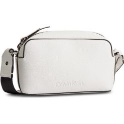 Torebka CALVIN KLEIN - Race Crossbody K60K604881 102. Listonoszki damskie marki Calvin Klein. W wyprzedaży za 319.00 zł.