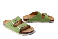 DR. BRINKMANN 700697-71 hellgrun, klapki damskie. Zielone klapki damskie Dr. Brinkmann, bez wzorów, ze skóry, bez obcasa. Za 264.90 zł.