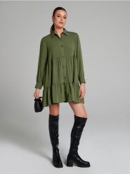 Sukienka mini z kołnierzykiem o luźnym kroju - zielony. Zielone sukienki damskie Sinsay, l, bez wzorów, z wiskozy, bez kołnierzyka, bez ramiączek, maxi. Za 42.99 zł.