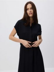 Sukienka midi z paskiem - czarny. Czarne sukienki damskie Reserved, l, bez wzorów, z tkaniny, bez kołnierzyka, bez ramiączek, midi. W wyprzedaży za 59.99 zł.