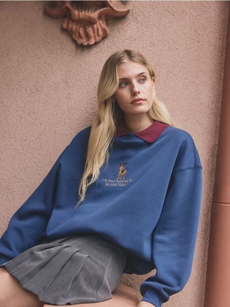 Bluza z ozdobnym haftem - granatowy. Niebieskie bluzy damskie Reserved, l, bez wzorów, z bawełny, bez kaptura. Za 99.99 zł.
