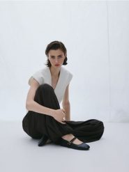 Skórzane baleriny - czarny. Czarne baleriny damskie Reserved, bez wzorów, ze skóry, klasyczne, bez obcasa. Za 159.99 zł.