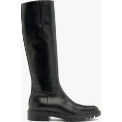 Czarne kozaki z wąską cholewką. Czarne kozaki damskie Ryłko, ze skóry, z okrągłym noskiem, bez obcasa. W wyprzedaży za 299.99 zł.