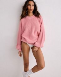Damska bluza dzianinowa, luźny krój, okrągły dekolt aim'n pudrowy róż. Brązowe bluzy sportowe damskie Aim'n, l, z aplikacjami, z bawełny, bez kaptura, do biegania. Za 285.00 zł.