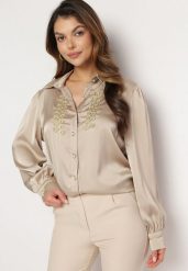 Beżowa Satynowa Koszula z Kołnierzykiem Ozdobiona Cyrkoniami i Perełkami Classa. Brązowe bluzki damskie Born2be, m, bez wzorów, z jeansu, eleganckie, bez kołnierzyka, bez ramiączek. Za 34.99 zł.