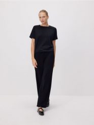 Dresowe spodnie z modalem - czarny. Czarne spodnie dresowe damskie Reserved, l, bez wzorów, z dresówki. Za 119.99 zł.