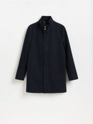 Płaszcz ze stójką - granatowy. Niebieskie płaszcze męskie Reserved, l, bez wzorów, z tkaniny, bez kaptura. Za 459.99 zł.