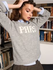 Sweter z napisem - szary. Szare swetry damskie Sinsay, l, bez wzorów, bez kołnierzyka, bez ramiączek, długie, bez kaptura. Za 49.99 zł.