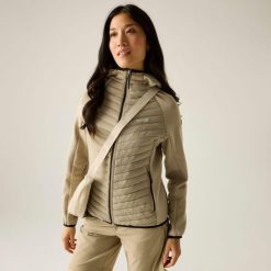 Damska Andreson Stretch Water-Resistlent Hybrid quilted Jacket. Białe kurtki sportowe damskie Regatta, bez wzorów, z puchu, bez kaptura, trekkingowe. W wyprzedaży za 229.99 zł.