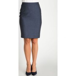 Granatowa melanżowa dopasowana spódnica QUIOSQUE. Białe spódnice damskie QUIOSQUE, z tkaniny, biznesowe. W wyprzedaży za 69.99 zł.