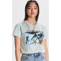 Koszulka z wakacyjnym motywem - Niebieski. T-shirty damskie marki Cropp. Za 39.99 zł.