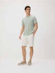 Bawełniane szorty chino - złamana biel. Spodnie materiałowe męskie Reserved, l, bez wzorów, z bawełny. Za 119.99 zł.