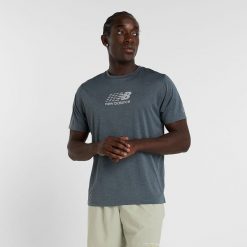 Koszulka męska New Balance MT51204GT – szara. Szare koszulki sportowe męskie New Balance, m, bez wzorów, z materiału, bez kołnierzyka, bez ramiączek, do biegania. Za 129.99 zł.