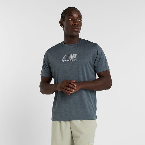 Koszulka męska New Balance MT51204GT – szara. Szare koszulki sportowe męskie New Balance, m, bez wzorów, z materiału, bez kołnierzyka, bez ramiączek, do biegania. Za 129.99 zł.