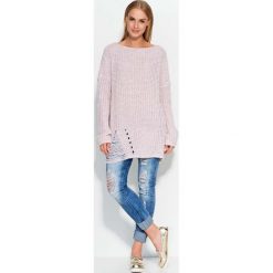 Różowy Sweter Luźny Długi w Łódkę. Czerwone swetry damskie Molly.pl, uniwersalny, w ażurowe wzory, z materiału, bez kołnierzyka, bez ramiączek, długie, bez kaptura. Za 108.90 zł.