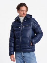 Mocno ocieplona pikowana kurtka męska z odpinanym kapturem – granatowa V2. Niebieskie kurtki męskie Ombre Clothing, m, z aplikacjami, z materiału. W wyprzedaży za 277.49 zł.