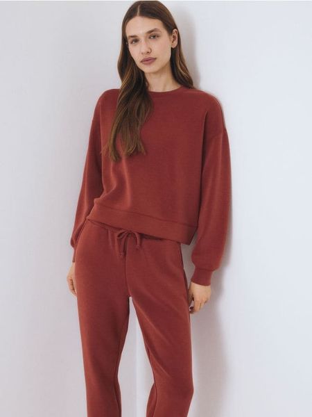 Bluza z dodatkiem modalu - miedziany. Brązowe bluzy damskie Reserved, l, bez wzorów, z dzianiny, bez kaptura. W wyprzedaży za 79.99 zł.