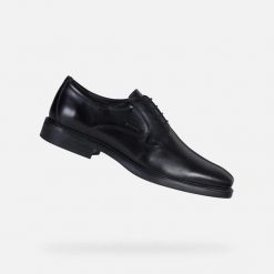 Skórzane buty wizytowe Geox Brandolf. Czarne eleganckie półbuty Geox, ze skóry, eleganckie, bez zapięcia. Za 422.50 zł.