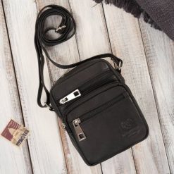 Saszetka męska na ramię skórzana pojemna czarna Paolo Peruzzi T-133-BL. Czarne saszetki męskie ze skóry, eleganckie, małe. Za 99.99 zł.