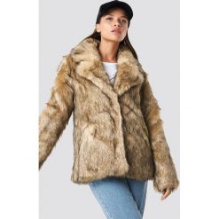 NA-KD Trend Kurtka ze sztucznego futra z kołnierzem - Brown. Kurtki damskie marki NA-KD Trend. Za 404.95 zł.