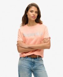 Koszulka z metalicznym logo. Czerwone t-shirty damskie Superdry., m, bez wzorów, z bawełny, eleganckie, bez kołnierzyka. Za 198.35 zł.