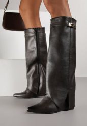 Brązowe Kozaki na Koturnie z Wywiniętą Cholewką z Klamerką Arirass. Brązowe kozaki damskie Born2be, z jeansu, bez obcasa, na koturnie. Za 159.99 zł.