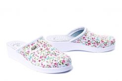 SANITAL FLEX 707/I flower 15, klapki profilaktyczne damskie. Białe klapki damskie Sanital-Flex, bez wzorów, ze skóry, bez obcasa, na koturnie. Za 119.90 zł.