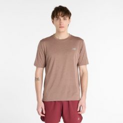 Koszulka męska New Balance MT41253EAT – beżowa. Brązowe koszulki sportowe męskie New Balance, m, bez wzorów, z materiału, bez kołnierzyka, bez ramiączek, na fitness i siłownię. Za 199.99 zł.