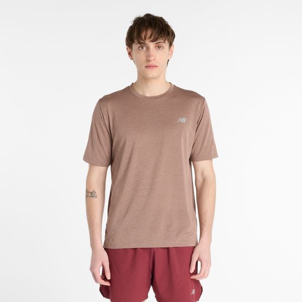 Koszulka męska New Balance MT41253EAT – beżowa. Brązowe koszulki sportowe męskie New Balance, m, bez wzorów, z materiału, bez kołnierzyka, bez ramiączek, na fitness i siłownię. Za 199.99 zł.