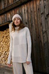 Sweter z golfem beżowy. Brązowe swetry damskie MOODO, l, bez wzorów, bez kołnierzyka, bez ramiączek, bez kaptura. Za 139.99 zł.
