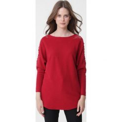 Czerwony Sweter Milani. Czerwone swetry damskie Born2be, na jesień, l, w ażurowe wzory, bez kołnierzyka, bez ramiączek, długie, bez kaptura. Za 79.99 zł.