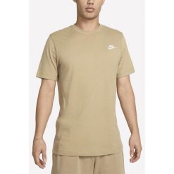 Koszulka Nike Sportswear Club 297 beżowy parachute. Brązowe koszulki sportowe męskie Nike, bez wzorów, bez kołnierzyka, bez ramiączek. Za 126.86 zł.