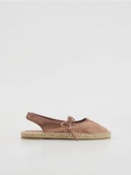 Zamszowe espadryle z wiązaniem - brązowy. Brązowe espadryle damskie Reserved, bez wzorów, z zamszu, bez obcasa, bez zapięcia. Za 159.99 zł.