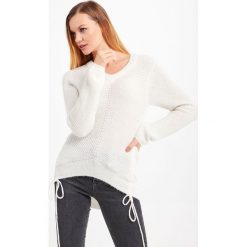 SWETER PATRIZIA PEPE. Białe swetry damskie Patrizia Pepe, m, z aplikacjami, z dzianiny, z asymetrycznym kołnierzem, bez ramiączek, bez kaptura. W wyprzedaży za 692.30 zł.