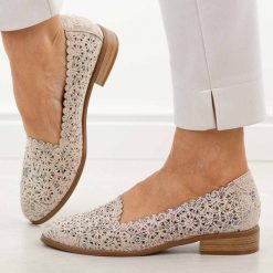 Beżowe ażurowe półbuty damskie Potocki 12320. Brązowe półbuty damskie POTOCKI, na lato, w ażurowe wzory, ze skóry, eleganckie, z okrągłym noskiem, bez obcasa, na obcasie, bez zapięcia. Za 169.00 zł.