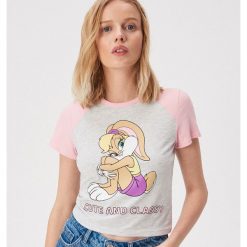 Krótki t-shirt z Lolą - Jasny szary. T-shirty damskie marki Sinsay. Za 39.99 zł.