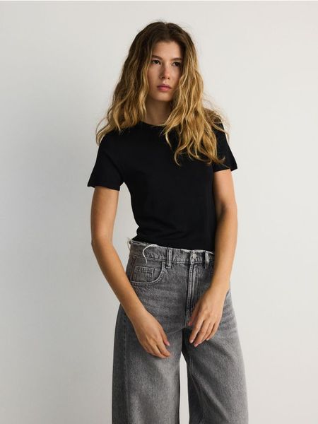 Bluzka z wiskozą - czarny. Czarne bluzki damskie Reserved, l, bez wzorów, z dzianiny, bez kołnierzyka, bez ramiączek. Za 139.99 zł.