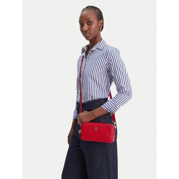 Torebka Tommy Hilfiger. Czerwone torebki do ręki damskie Tommy Hilfiger, bez wzorów, klasyczne, bez dodatków. Za 357.99 zł.