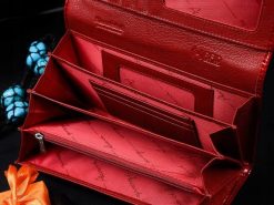 Portfel skórzany damski czerwony duży pudełko RFiD lakierowany Alessandro 01-07. Czerwone portfele damskie bez wzorów, z lakierowanej skóry. Za 129.99 zł.