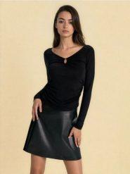 Wiskozowa bluzka z ozdobnymi marszczeniami - czarny. Czarne bluzki damskie Sinsay, l, bez wzorów, z wiskozy, bez kołnierzyka, bez ramiączek. Za 29.99 zł.