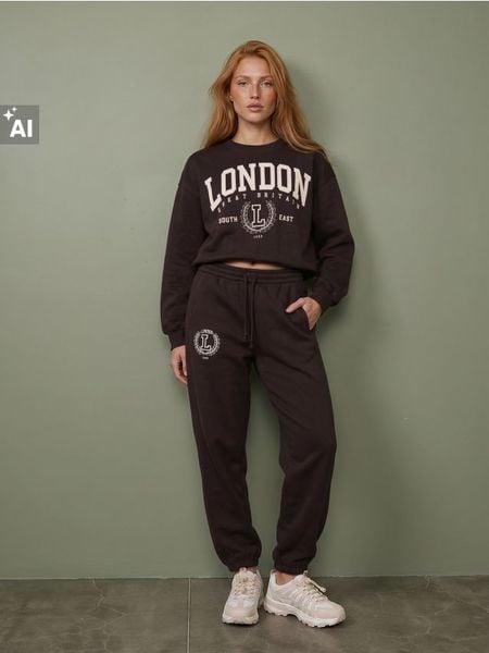 Bluza crewneck z napisem London - brązowy. Brązowe bluzy damskie Sinsay, l, bez wzorów, bez kaptura. Za 39.99 zł.