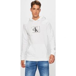 Calvin Klein Jeans - Bluza. Białe bluzy męskie Calvin Klein Jeans, l, bez wzorów, z bawełny, z kapturem. W wyprzedaży za 239.90 zł.