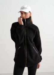 Damska kurtka ocieplana polarem, oversize'owa, rozpinana Pile Jacket czarna. Czarne kurtki damskie Aim'n, xs, bez wzorów, z materiału, bez kaptura. Za 603.00 zł.
