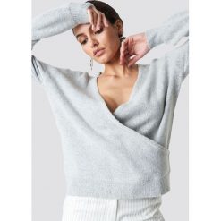 NA-KD Trend Sweter z kopertowym dekoltem - Grey. Szare swetry damskie NA-KD Trend, z elastanu, z kopertowym dekoltem. Za 121.95 zł.