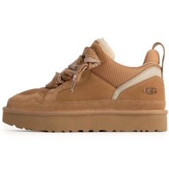 Kapcie UGG Lowmel w kolorze chestnut. Brązowe kapcie damskie UGG, bez wzorów, z materiału. Za 671.50 zł.