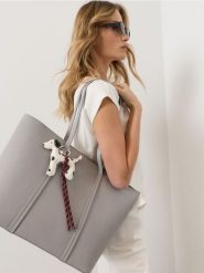Torba shopper z imitacji skóry z zawieszką z motywem psa - szary. Szare torebki shopper damskie Sinsay, bez wzorów, ze skóry, bez dodatków. Za 49.99 zł.