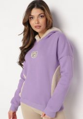Jasnofioletowa Bawełniana Bluza z Kapturem z Polarem i Naszywką Misia Hestada. Fioletowe bluzy damskie Born2be, z aplikacjami, z bawełny, z kapturem. Za 99.99 zł.