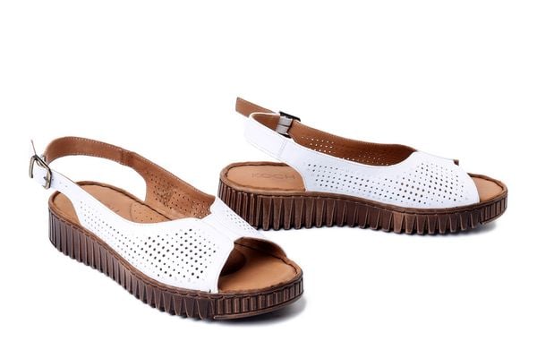 KOCH 030.332.3267 white, sandały damskie. Białe sandały damskie KOCH, bez wzorów, z gumy, bez obcasa, bez zapięcia. Za 191.92 zł.