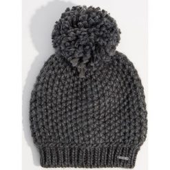 Czapka o grubym splocie z pomponem - Szary. Szare czapki i kapelusze damskie Mohito, ze splotem. Za 39.99 zł.